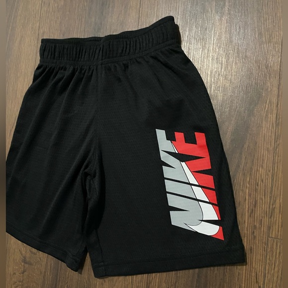 NWOT Boy’s Nike Black Mesh Shorts 7/L - Picture 2 of 7